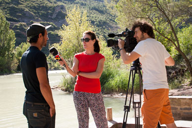 Prensa hablando sobre rafting